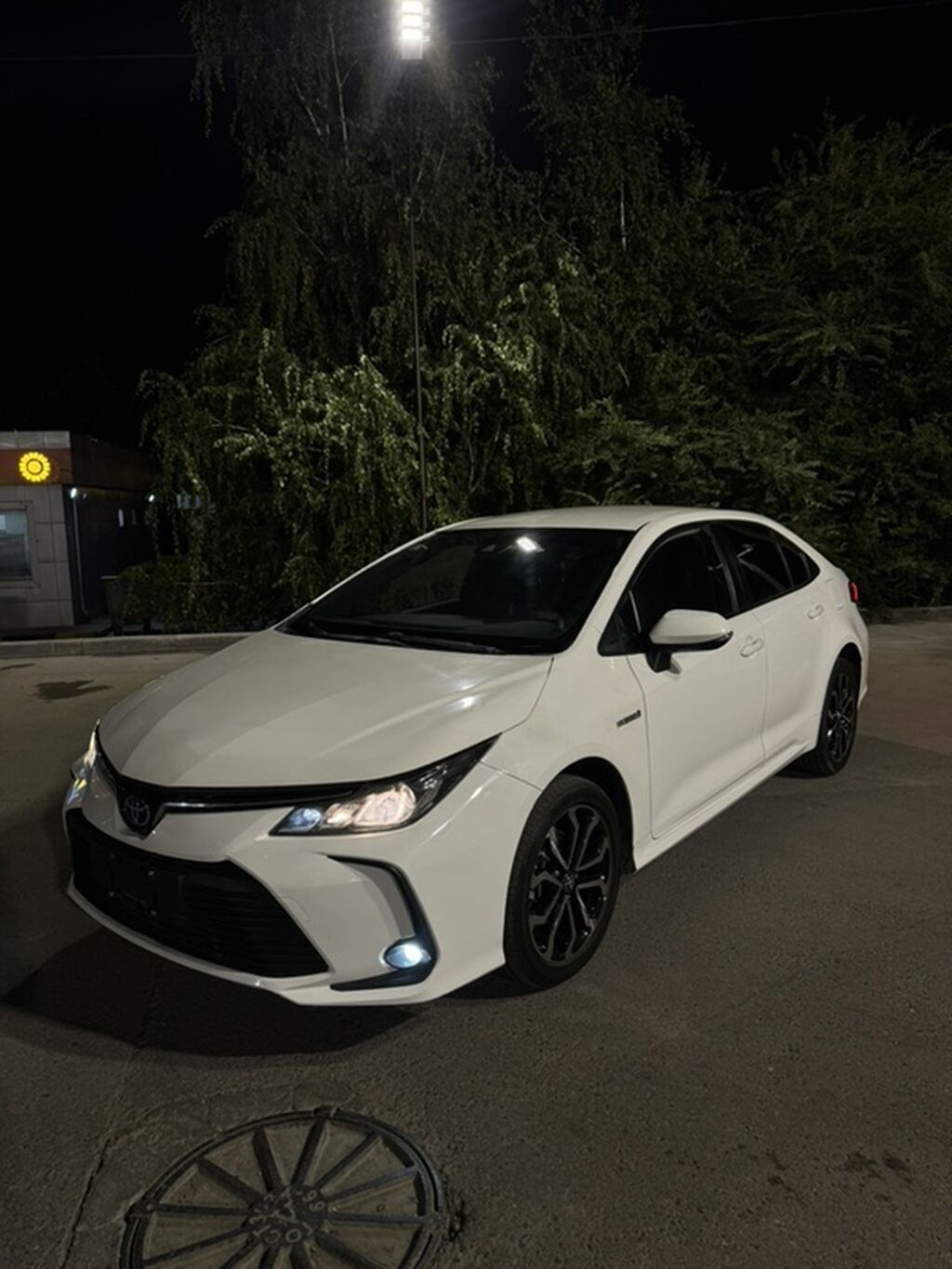 Toyota Corolla: 2022 г., 1.8 л, Автомат, Гибрид, Седан: фото 3