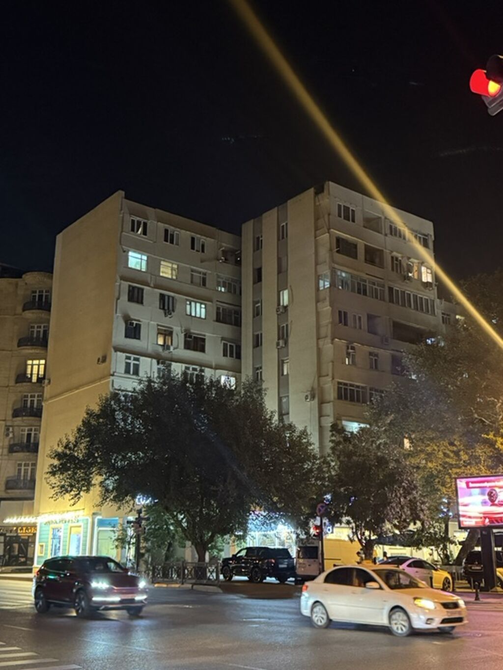 Inqilabda 36 ve 258 Nömreli Məktəbin yanında(Music Qallery Binası)