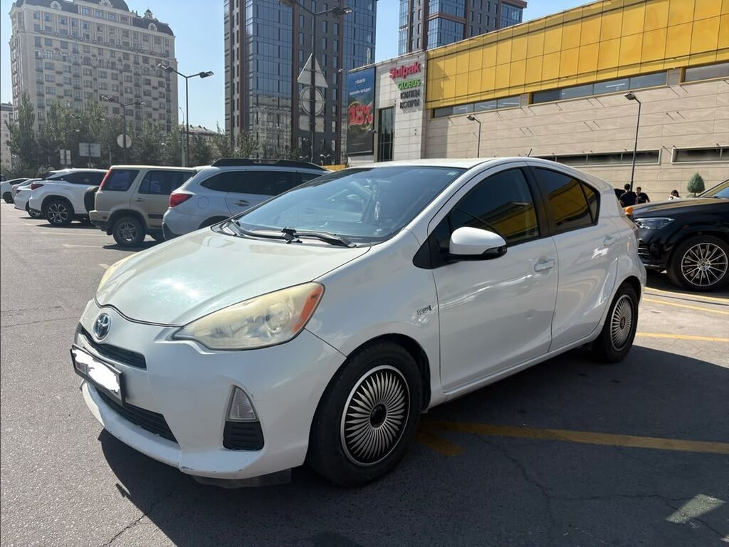 Toyota Prius C: 2012 г., 1.5 л, Вариатор, Гибрид, Хэтчбэк: фото 2