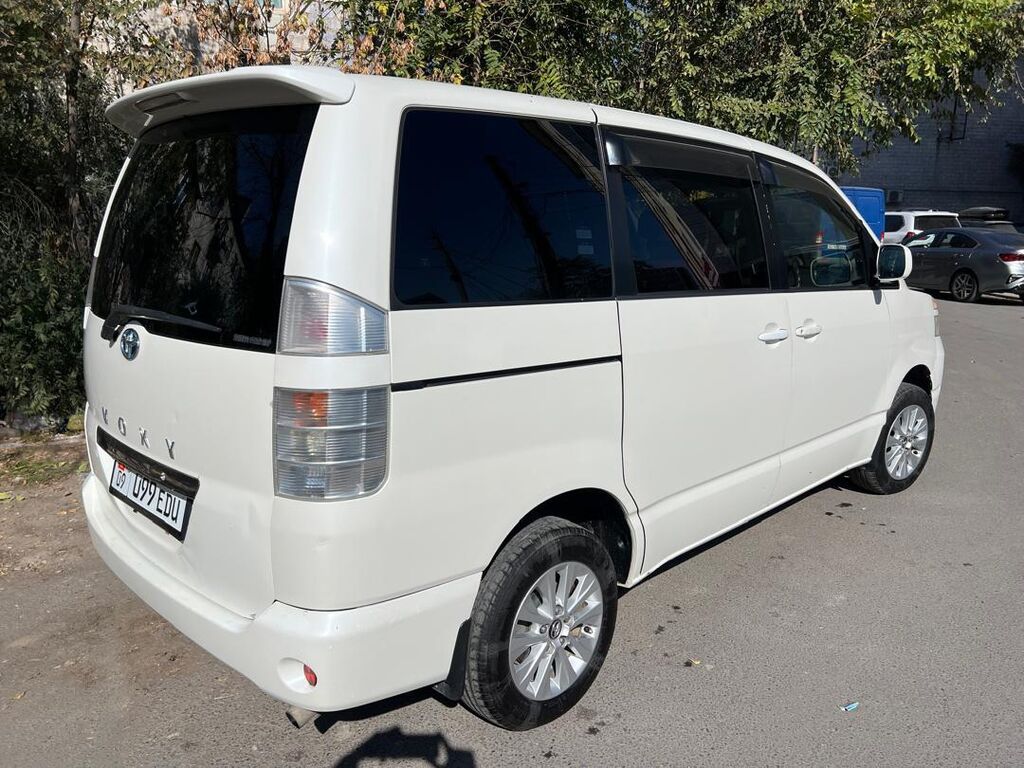 Toyota Voxy: 2003 г., 2 л, Автомат, Бензин, Минивэн: фото 8