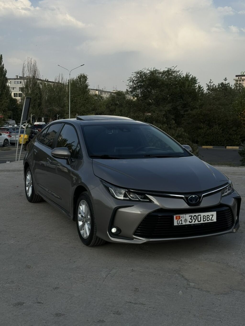 Toyota Corolla: 2020 г., 1.8 л, Вариатор, Гибрид, Седан: фото 2