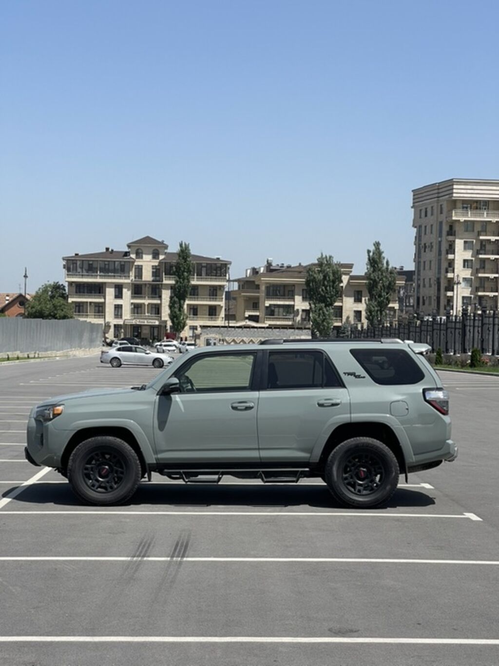 Toyota 4Runner: 2023 г., 4 л, Автомат, Бензин, Внедорожник: фото 3