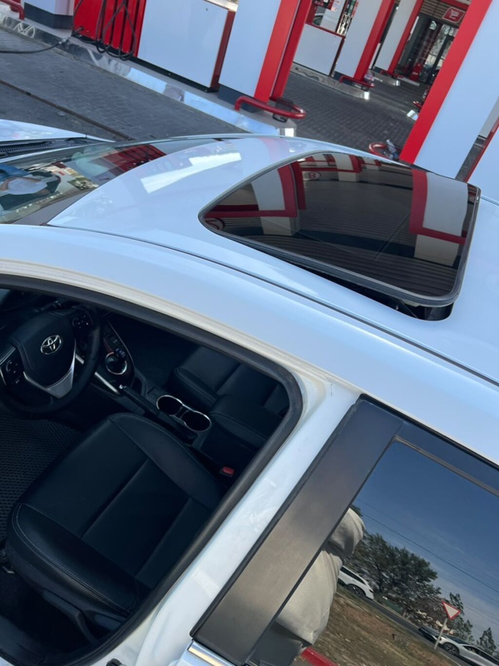Toyota Corolla: 2019 г., 1.8 л, Вариатор, Гибрид, Седан: фото 3