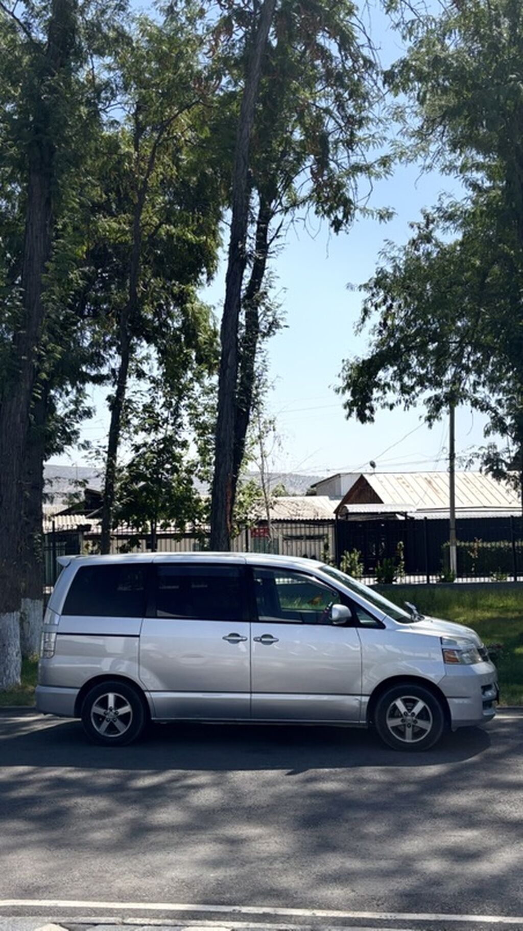 Toyota Voxy: 2005 г., 2 л, Вариатор, Бензин, Минивэн: фото 5