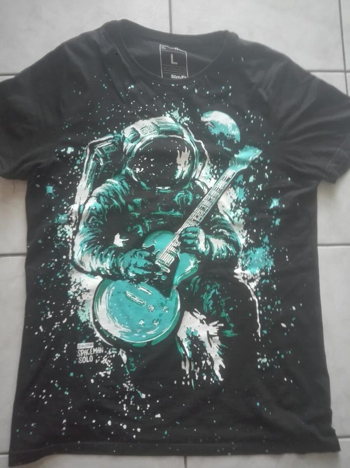 Men's T-shirts: Μπλουζα με γαλαζιο σχεδιο αστροναυτη που παιζει κιθαρα σε lalafo.gr Μπλουζα με γαλαζιο σχεδιο αστροναυτη που παιζει κιθαρα σε Πύργος