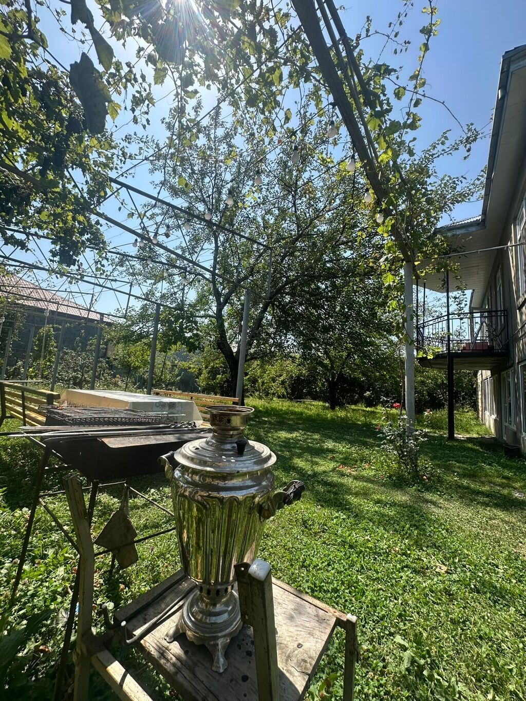 Meyvə ağacları ilə zəngin geniş həyəti olan iki mərtəbəli fərdi
