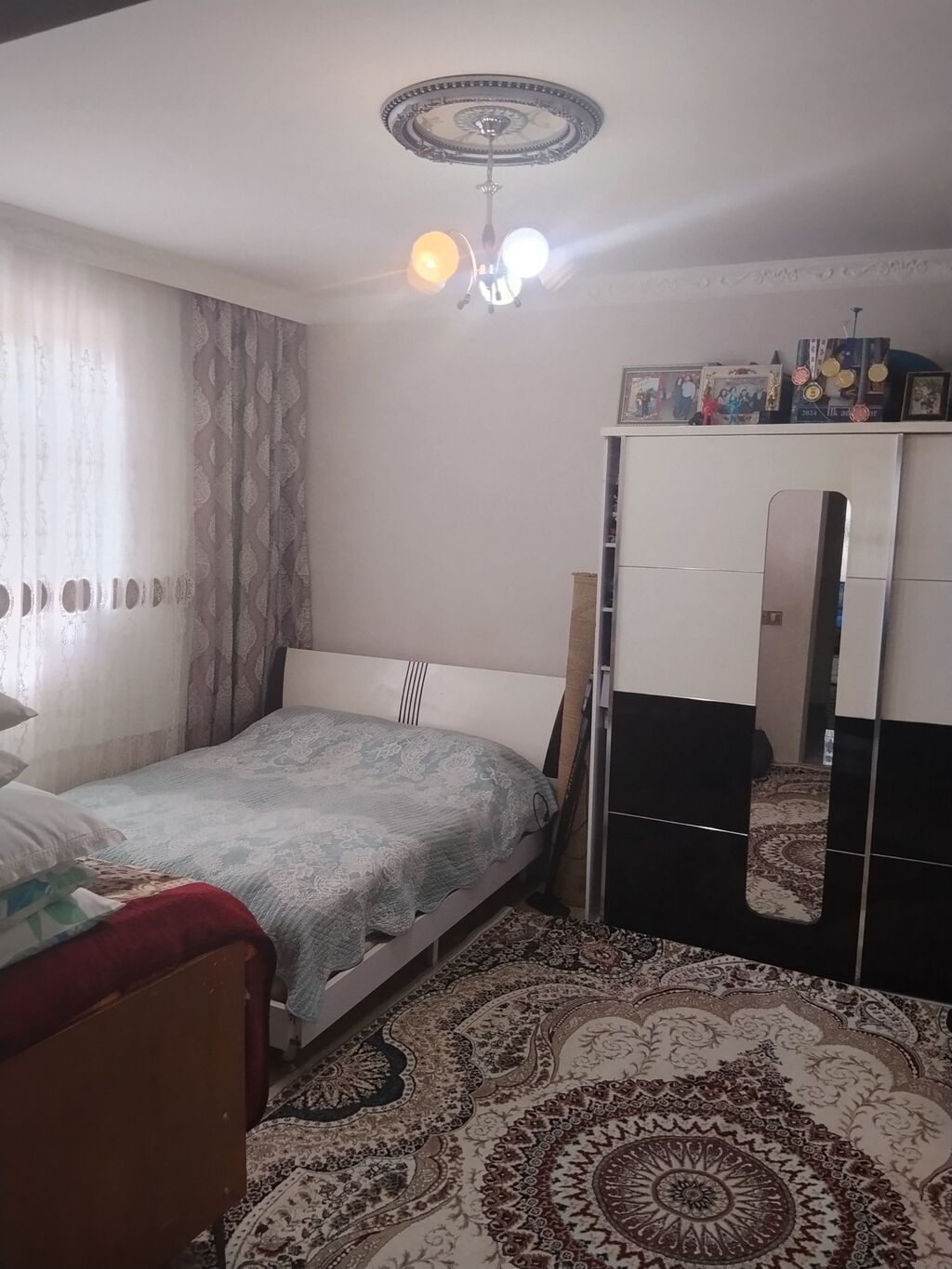 Ev 4 sotda yerləşir, kolidor tipli,1 zal3 yataq otağı, mətbəx, hamam