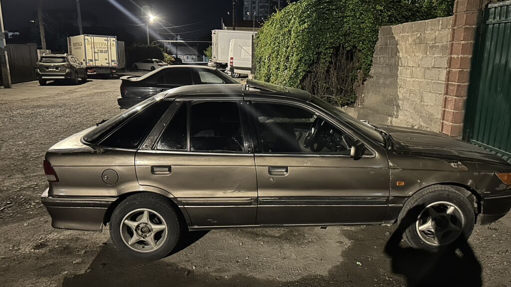 Mitsubishi Lancer: 1991 г., 1.5 л, Механика, Бензин: фото 1