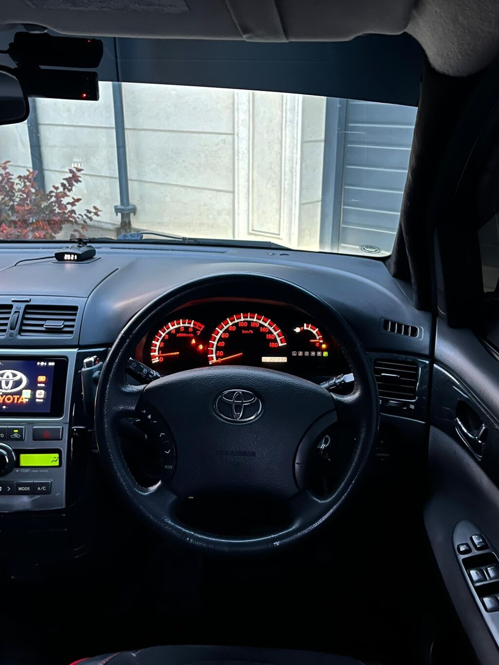 Toyota Ipsum: 2004 г., 2.4 л, Автомат, Бензин, Минивэн — фото 6