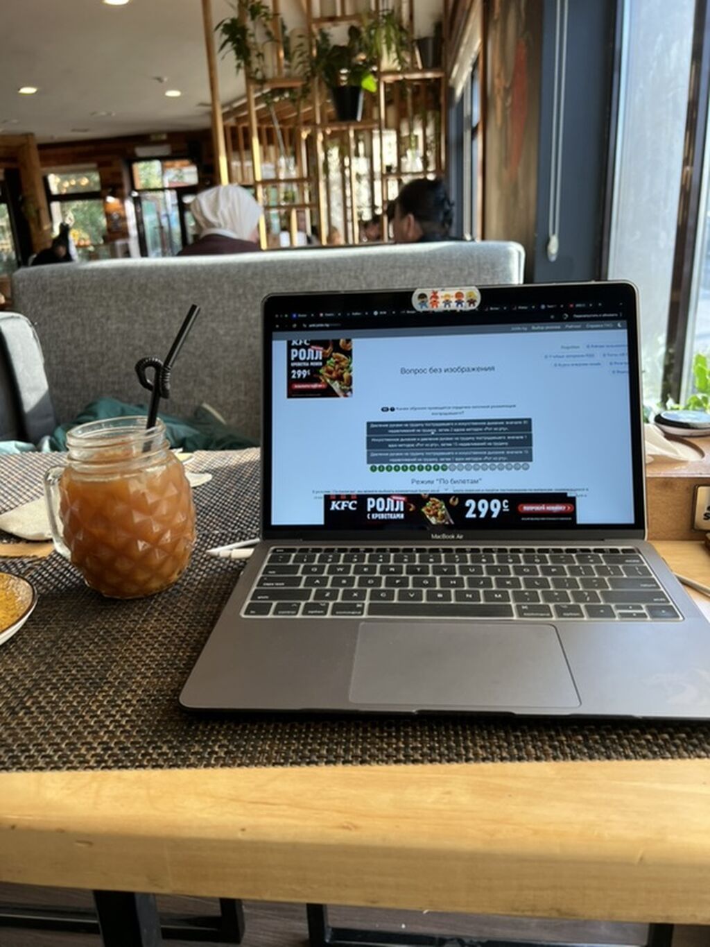 Apple MacBook Air 13" Характеристики: - Диагональ экрана: 13" -