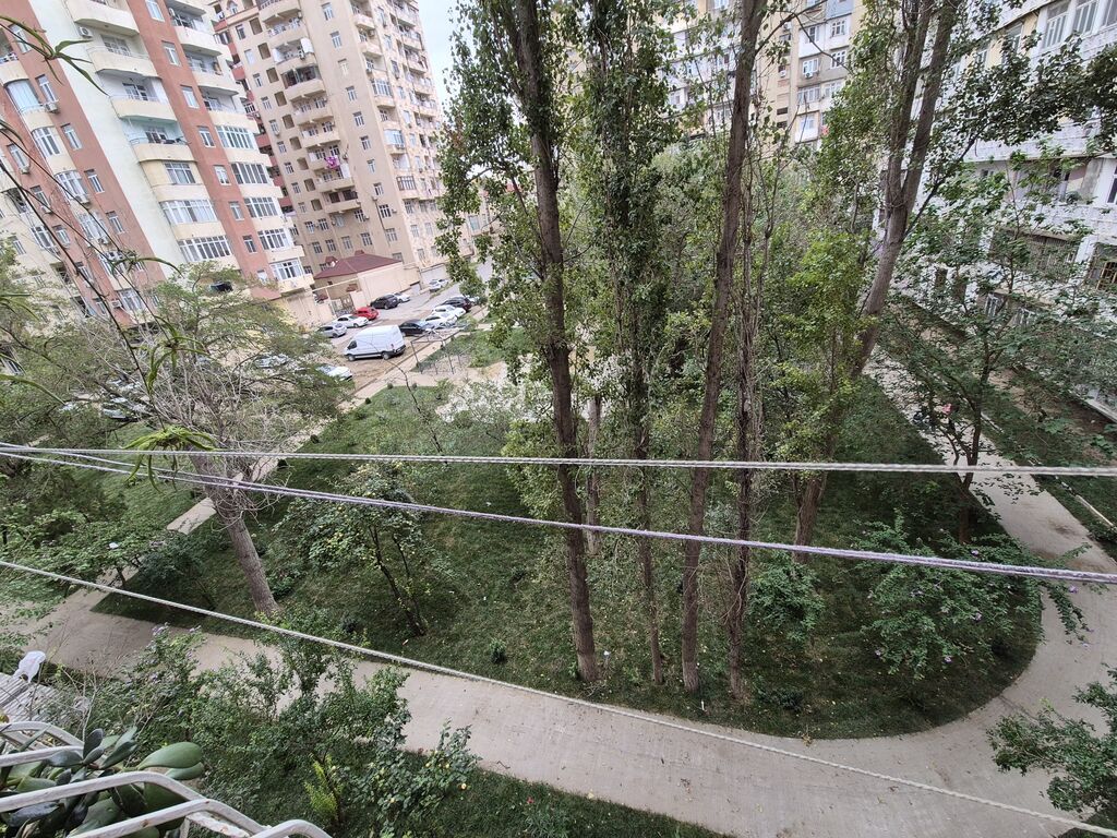 Bakı, 3 otaqlı, Köhnə tikili, m. Xalqlar Dostluğu, 85 kv. m