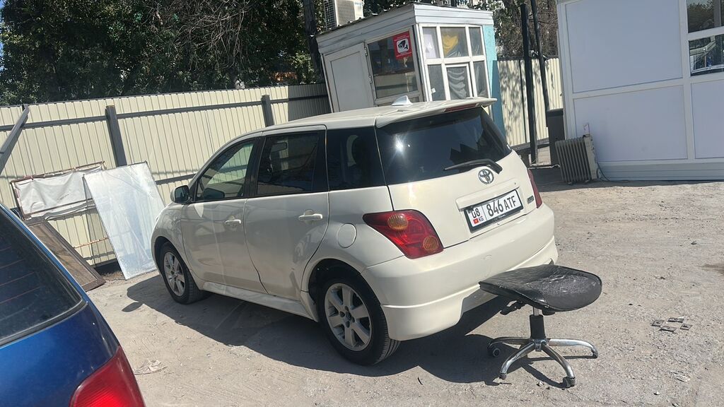 Toyota Ist: 2004 г., Хэтчбэк: фото 2