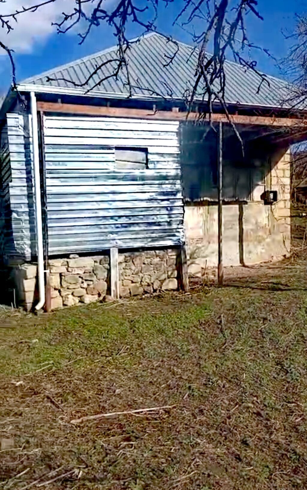 Dağ kəndində yerləşən həyətyanı torpaq sahəsi və köhnə tikili