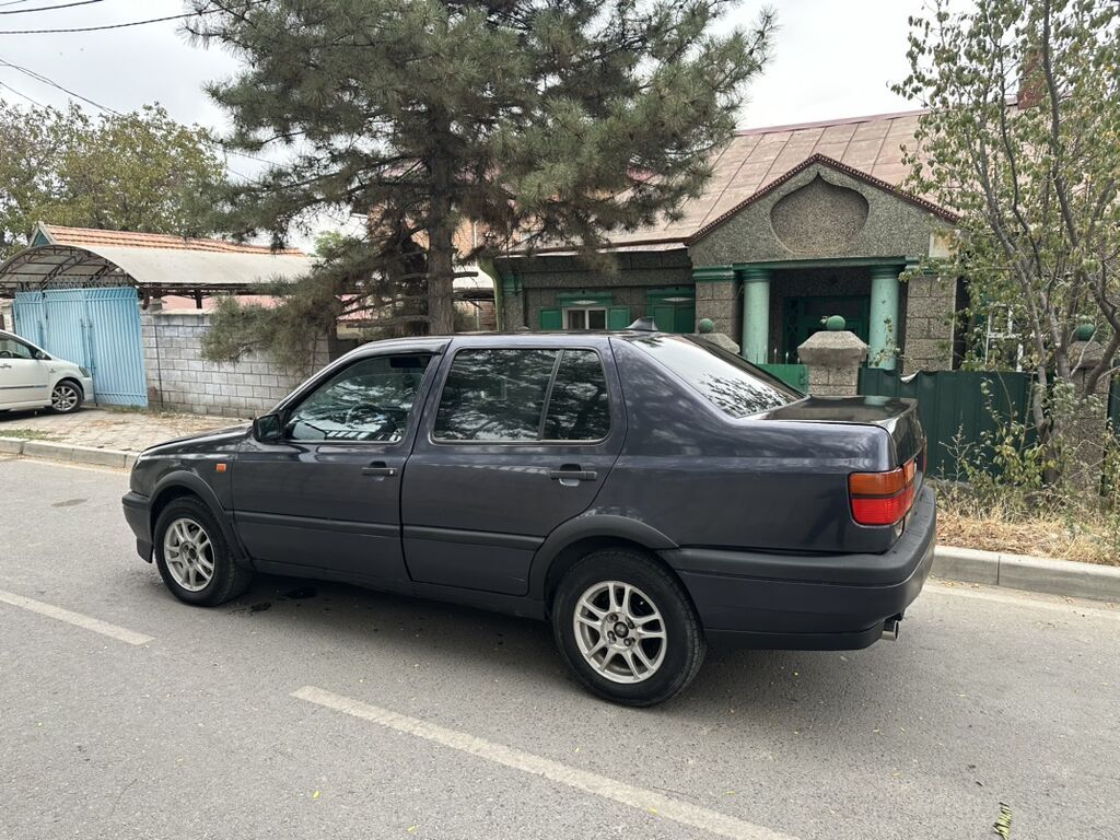 Volkswagen Vento: 1993 г., 1.8 л, Механика, Бензин, Седан: фото 4