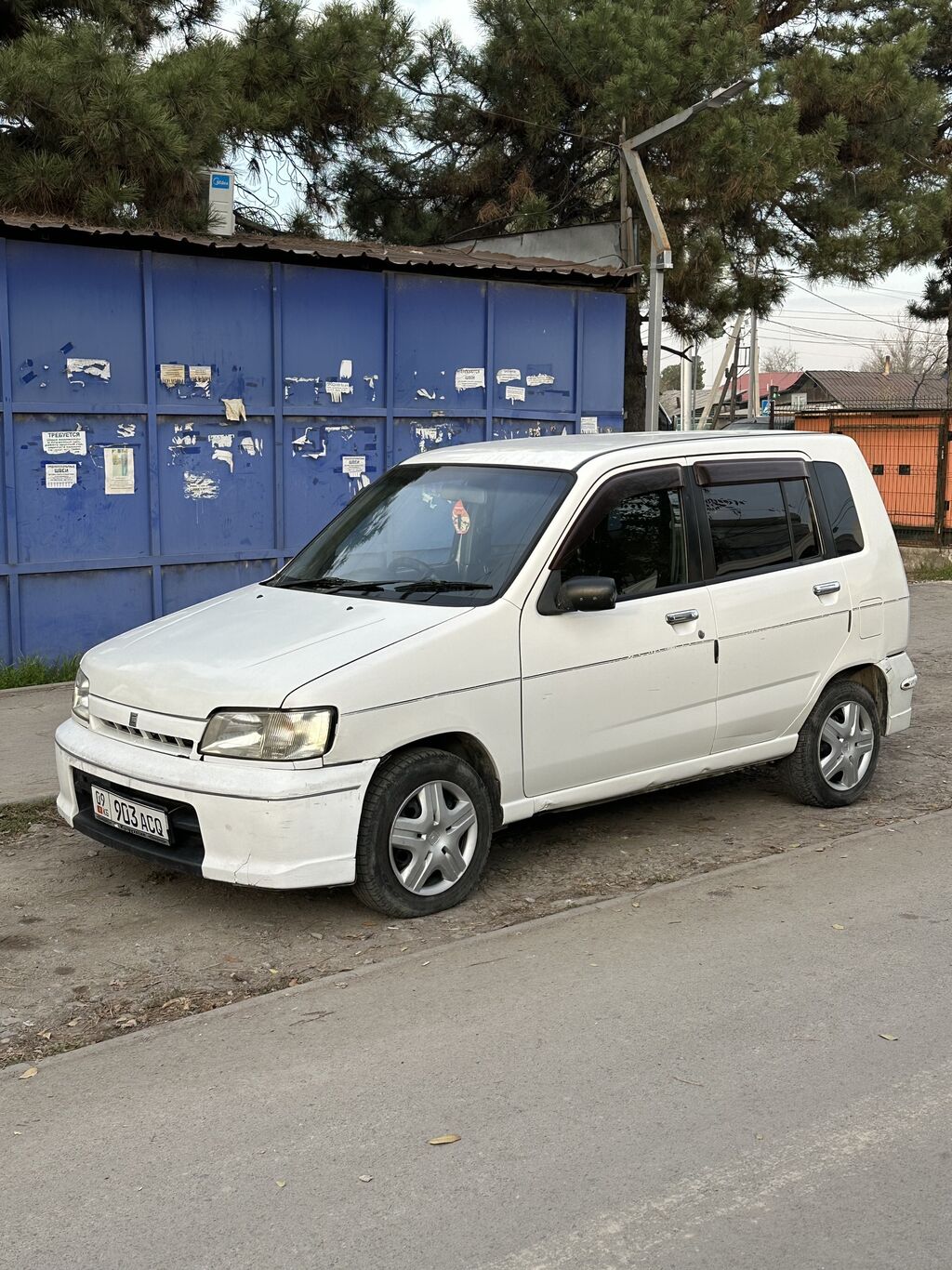 Ниссан бишкеке. Nissan Cube 1999. Ниссан куб 2000. Ниссан куб 1998. Ниссан куб 2000 года салон.