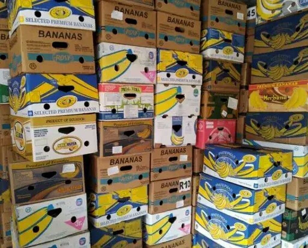 Картонные коробки из под бананов. Шкурка от банана. Под бананов. Картонная коробка для бананов. Фрукты банан.