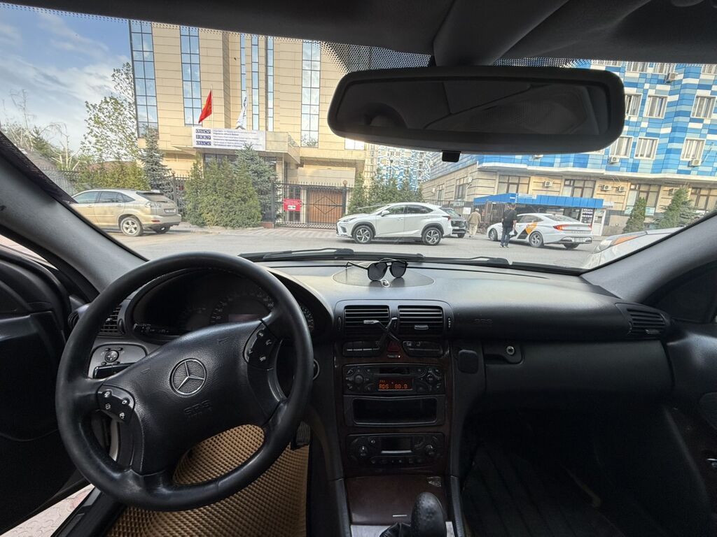 Mercedes-Benz C-Class: 2001 г., 3.2 л, Механика, Бензин, Седан: фото 3