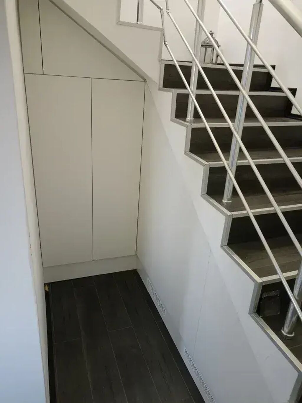 Ormari: Ormar ispod Stepeništa 📦 Materijal: Univer debljine 18 mm u belom