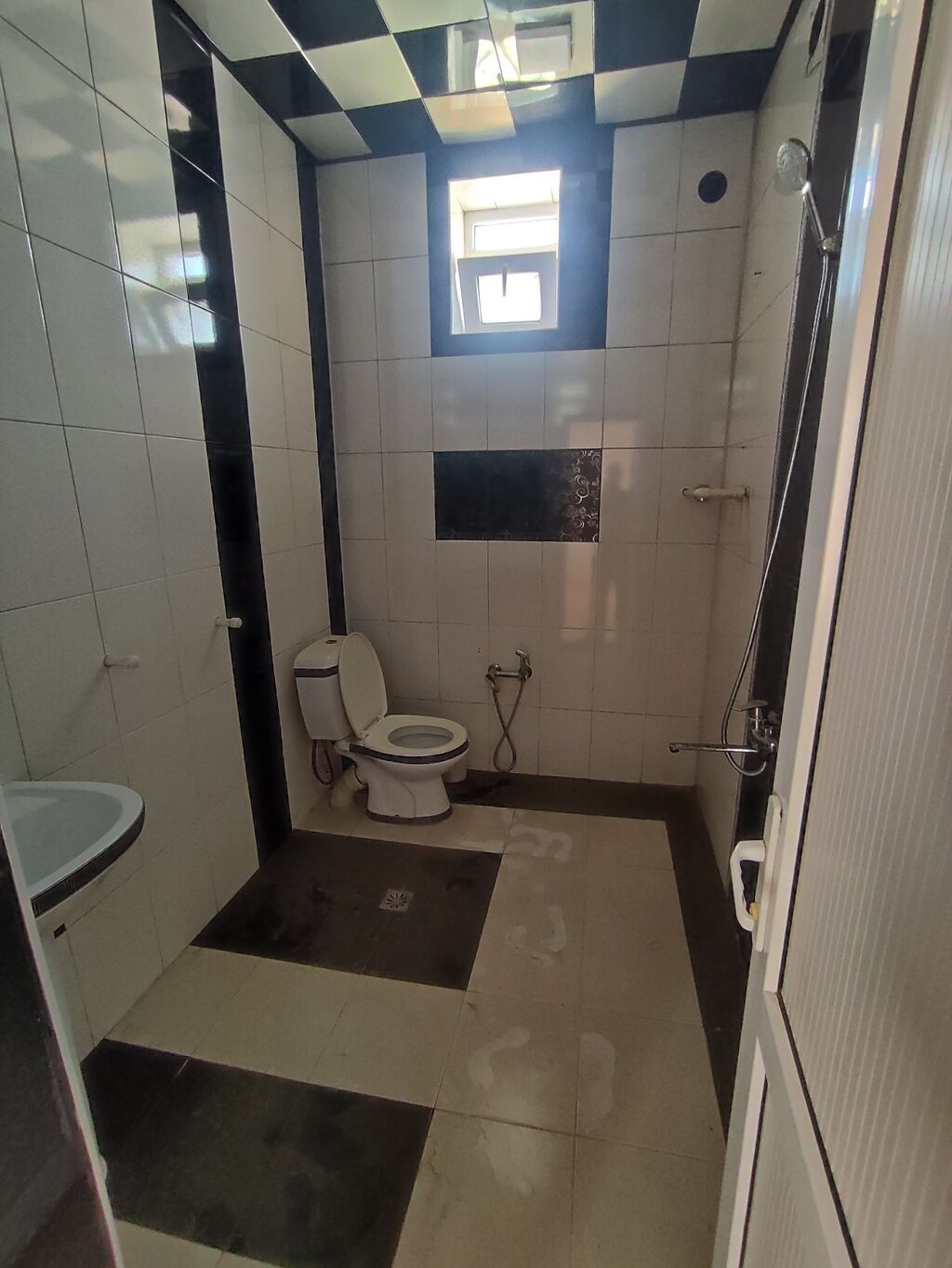 Həyət evi satılır. Ev Saray qəsəbəsində yerləşir