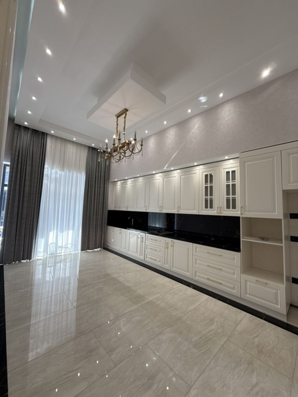 5 otaqlı, 216 kv. m, Yeni təmirli