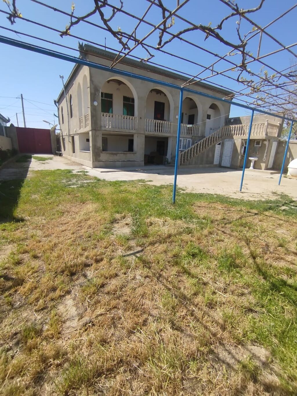 2 mərtəbəli həyət evi - Geniş həyətyanı sahə: yaşıllıq zolağı, üzüm