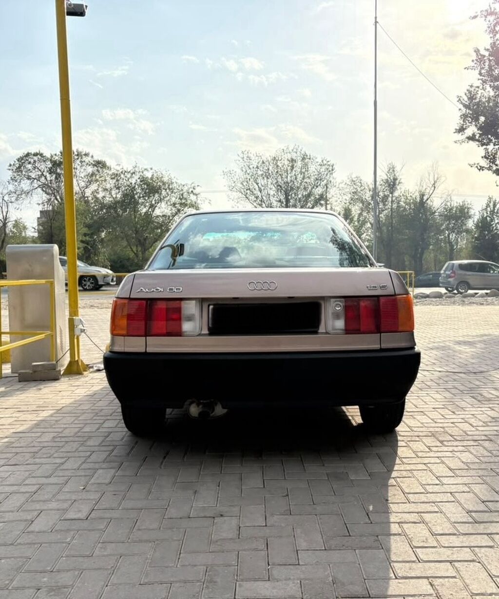 Audi 80: 1987 г., 1.8 л, Механика, Бензин, Седан: фото 6