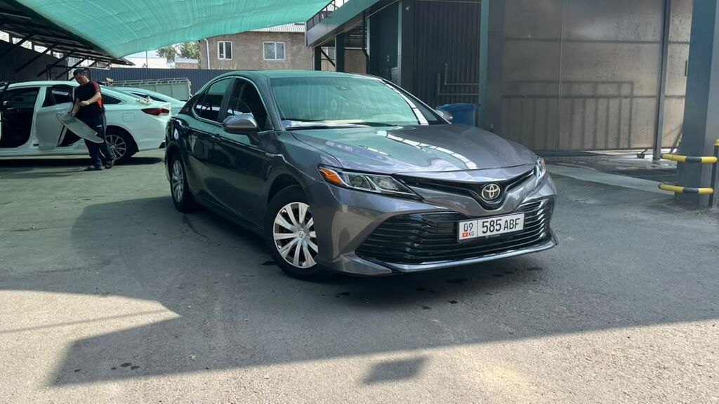 Toyota Camry: 2020 г., 2.5 л, Автомат, Гибрид, Седан: фото 2