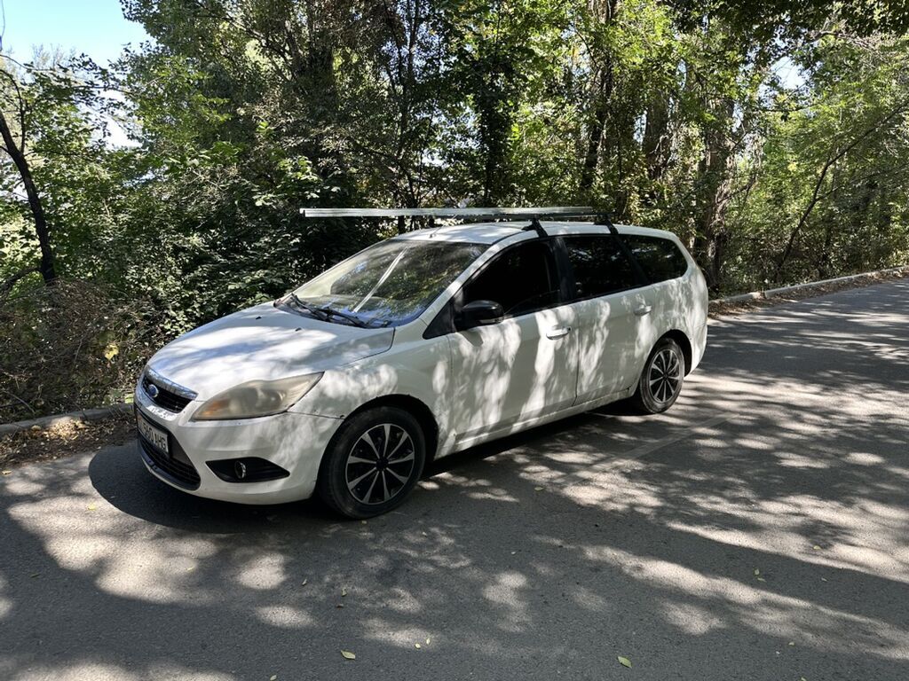 Ford Focus: 2010 г., 1.6 л, Механика, Бензин, Универсал: фото 2