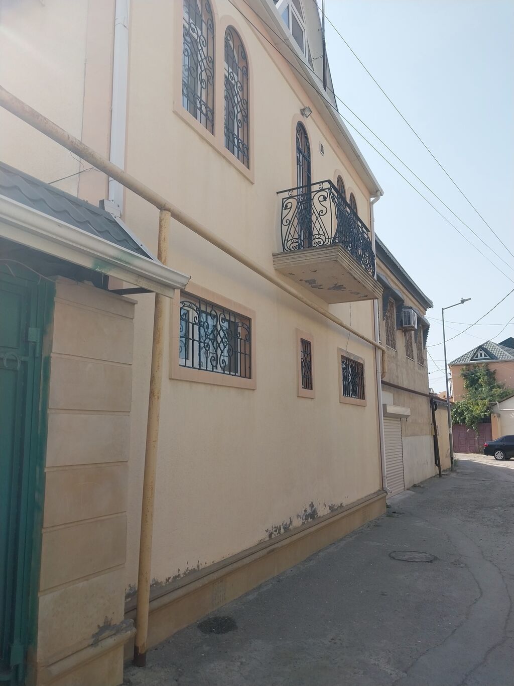 Bakıxanov qəs. 4 otaqlı, 190 kv. m, Orta təmir