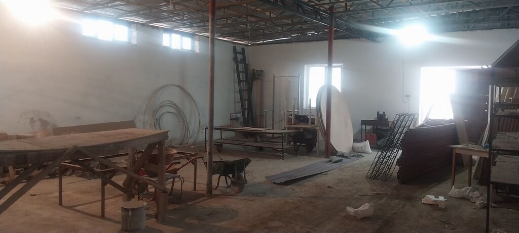 Anbar icareye verilir. abyekt yolun duz qiragindadi. varota asfalt