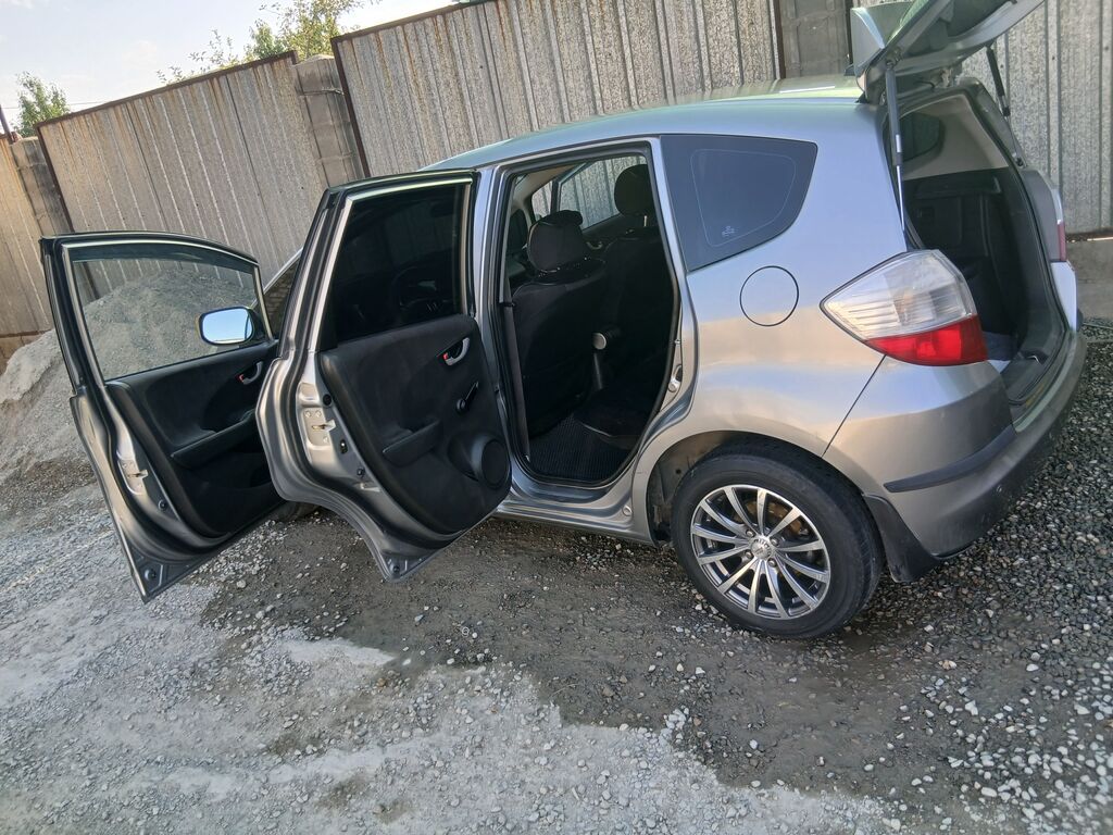 Honda Fit: 2010 г., 1.4 л, Робот, Бензин, Хэтчбэк: фото 7