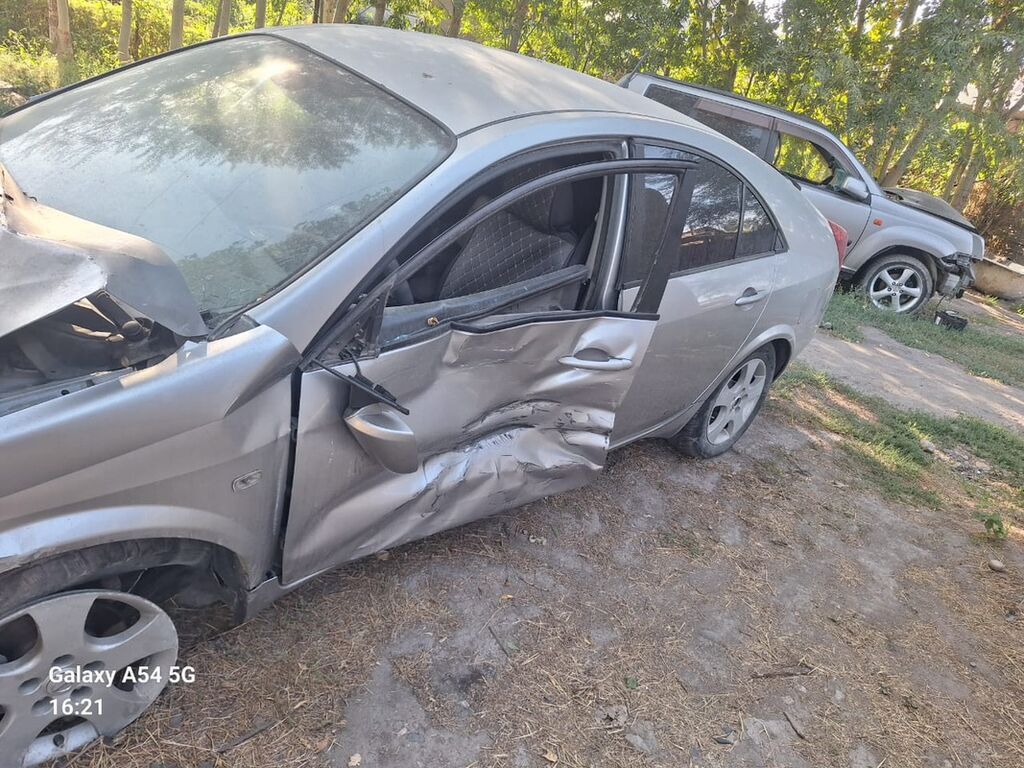Nissan Primera (P12), серебристый седан/лифтбек. Комплектация и: фото 5