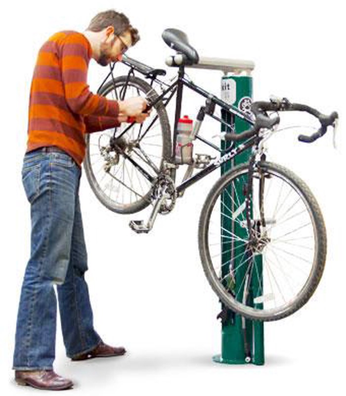 Где отремонтировать велосипед. Чинит велосипед. Станция техобслуживания велосипедов. Уличная станция для ремонта велосипедов. Человек чинит велосипед.