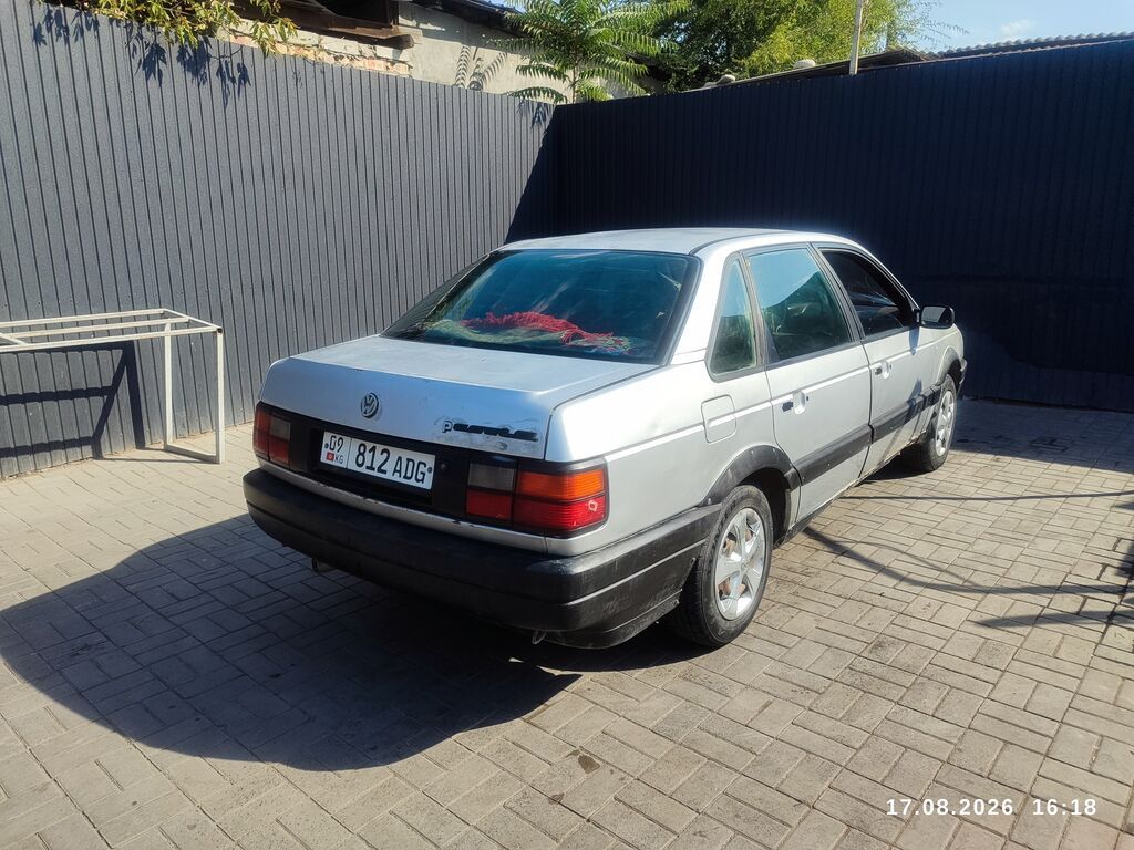 Volkswagen Passat: 1990 г., 1.8 л, Механика, Бензин, Седан: фото 3