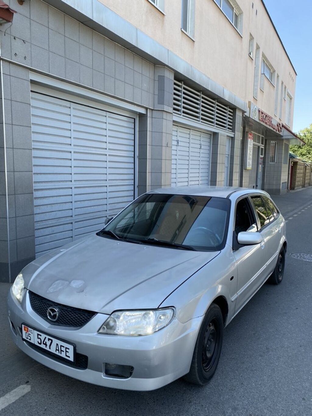 Mazda 323: 2002 г., Механика, Хэтчбэк: фото 2