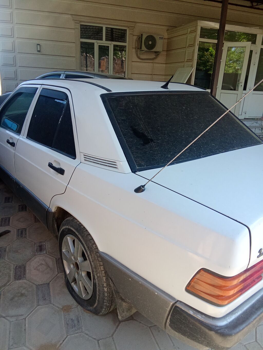 Mercedes-Benz 190: 1990 г., 2 л, Механика, Дизель, Седан: фото 2