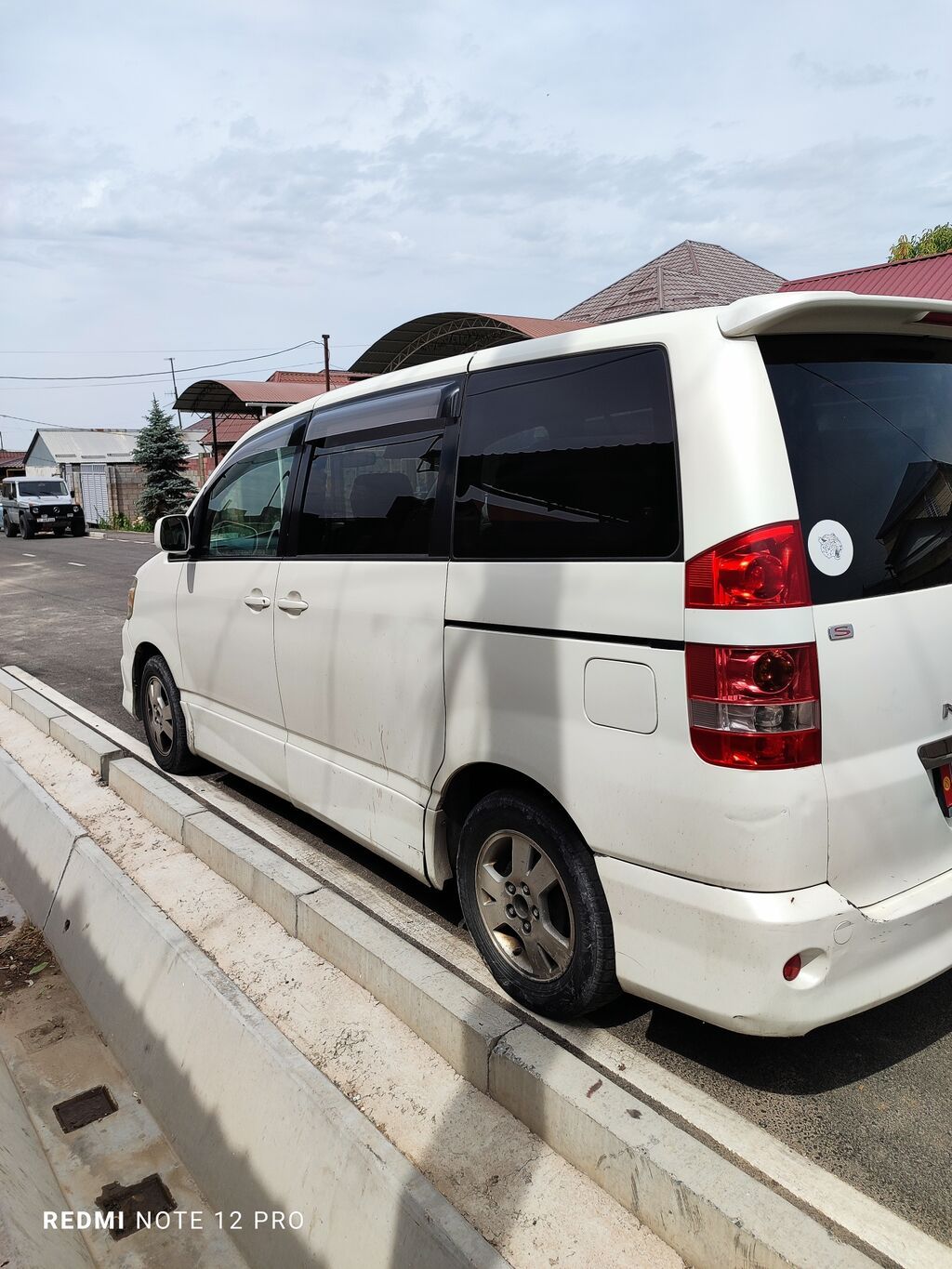 Toyota Noah: 2003 г., 2 л, Автомат, Бензин, Минивэн: фото 5