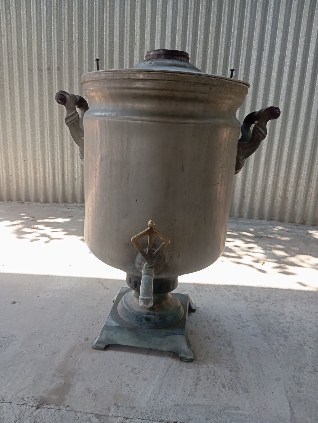 Böyük həcmli köhnə tip samovar - Material: metal gövdə, massiv baza