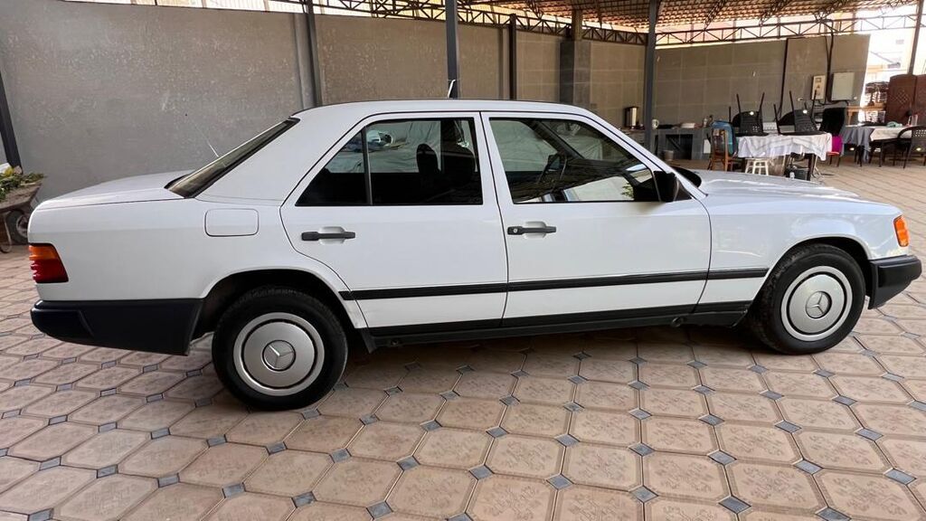 Mercedes-Benz E-Class: 1988 г., 2 л, Механика, Бензин, Седан: фото 4