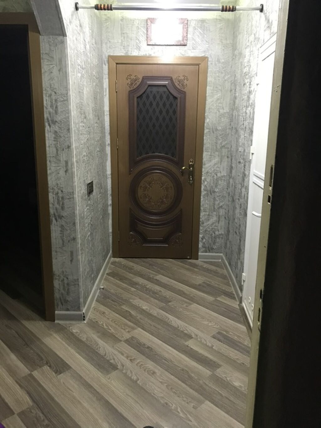 Xozeykalı evə işləyən xanım otaq yoldaşı axtarılır. Ev şəkillərdə