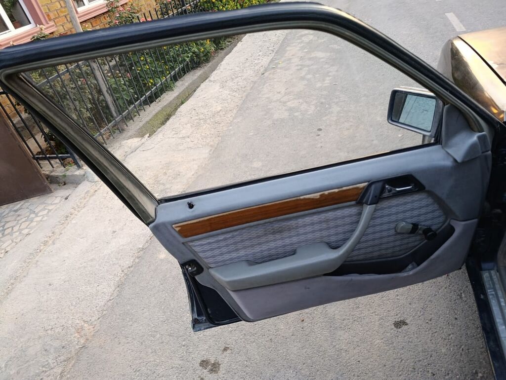 Mercedes-Benz W124: 1992 г., 2 л, Механика, Бензин, Седан: фото 8