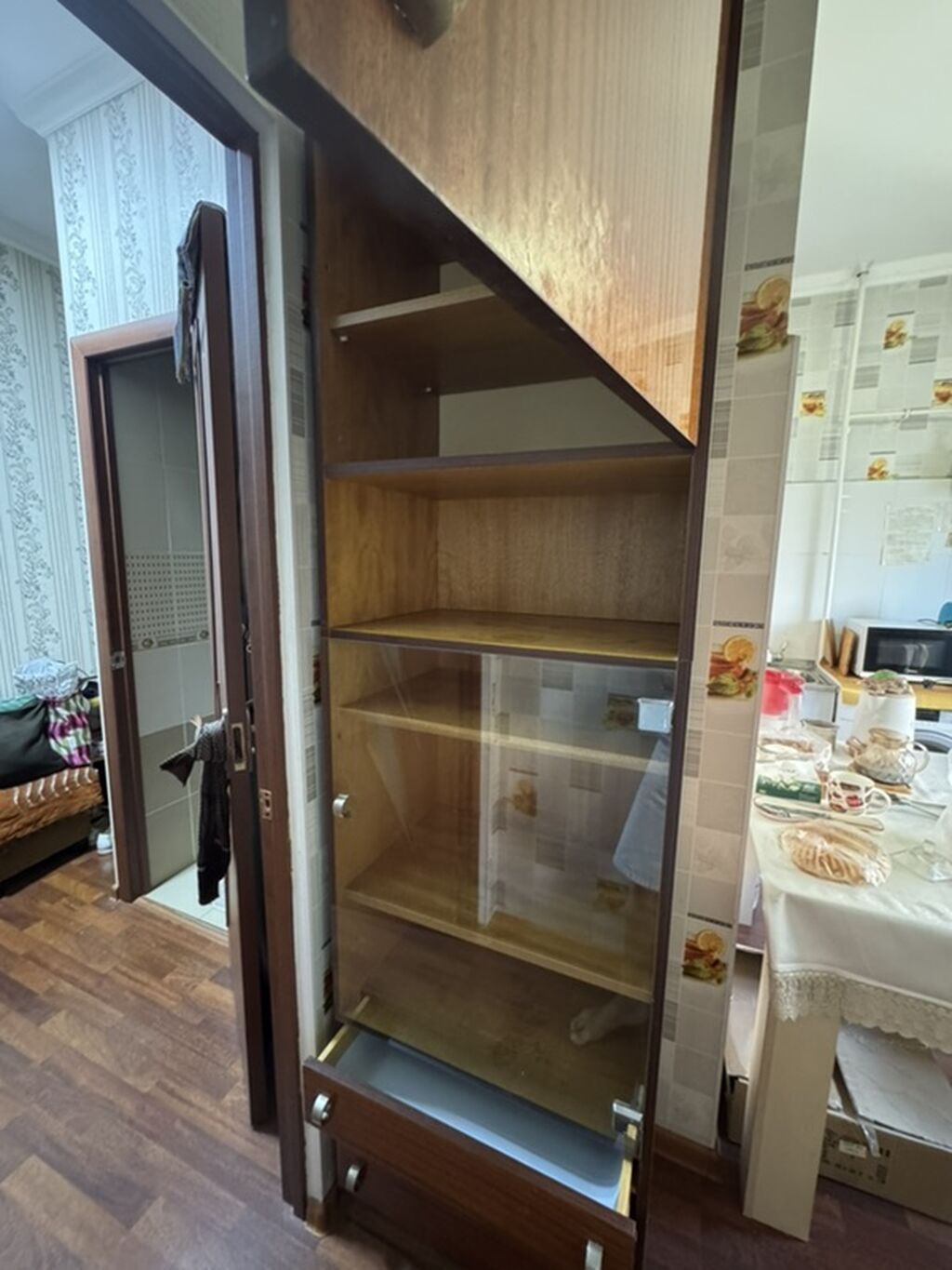 Высокий узкий винтажные шкаф-витрина из дерева покрытая лаком: фото 3