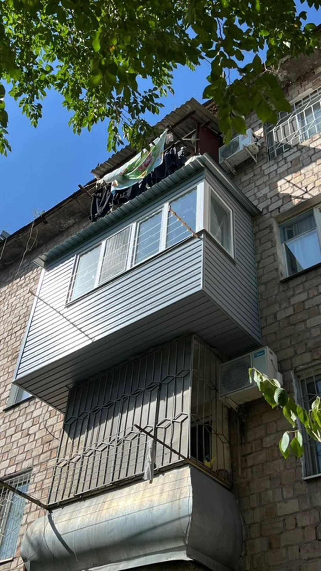 Продаётся остеклённый и утеплённый выносной балкон. Характеристики: фото 2
