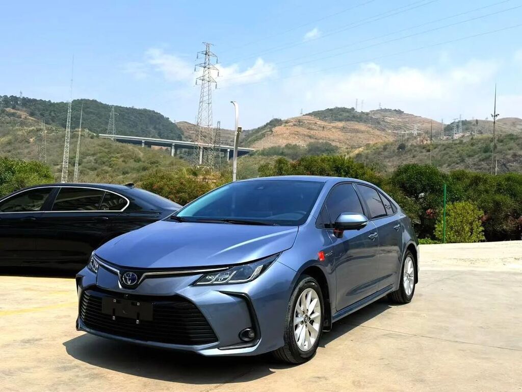 Toyota Corolla: 2021 г., 1.8 л, Автомат, Гибрид, Седан: фото 2