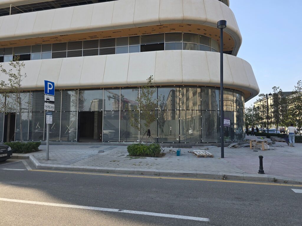 Ağ şəhərin mərkəzində premium kompleksin birinci xəttində, əsas yola