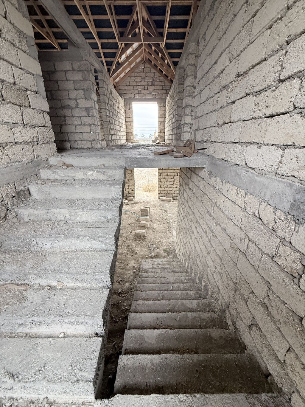 7 otaqlı, 222 kv. m, Təmirsiz
