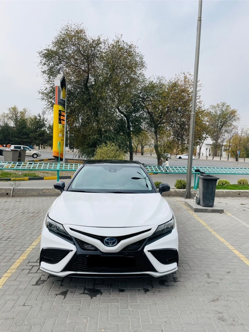 Toyota Camry: 2021 г., 2.5 л, Автомат, Гибрид, Седан: фото 2