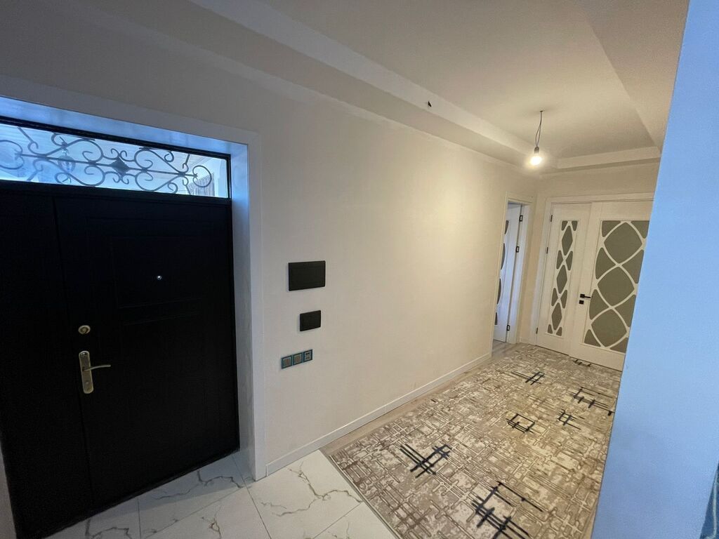 2 mərtəbəli fərdi yaşayış evi. Evin fasadı müasir üslubda işlənib