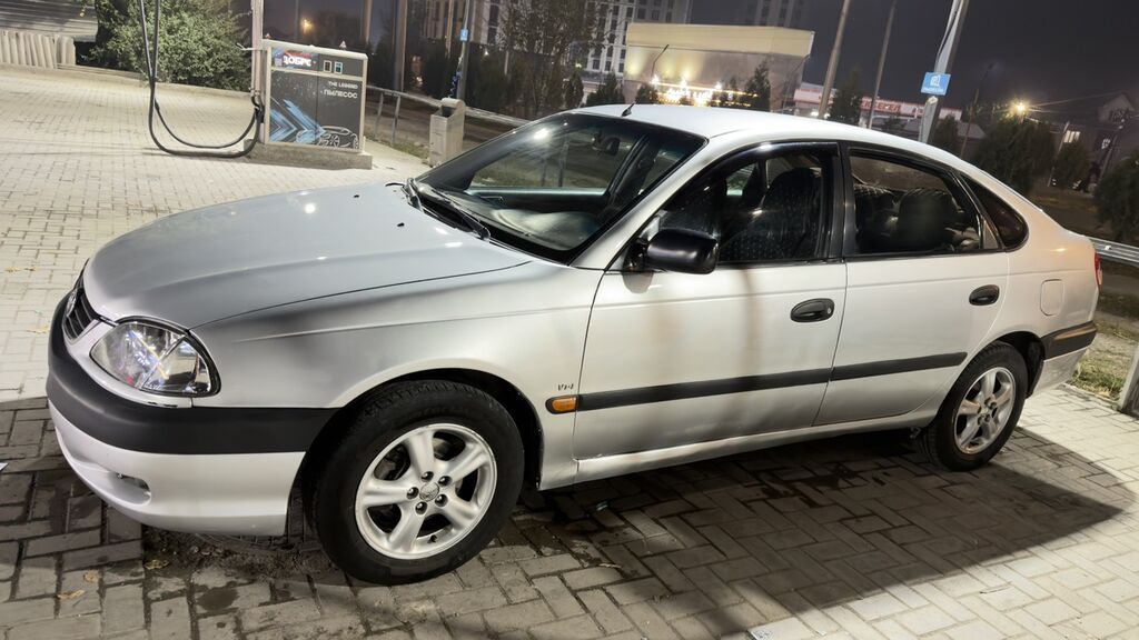 Toyota Avensis: 2002 г., 1.8 л, Механика, Бензин, Хэтчбэк: фото 4