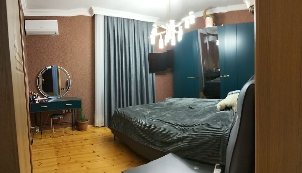Təcili satilir. ev tam ana yolun kənarinda yerləsir qapinin agzindan